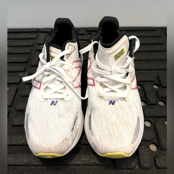 Kids New Balance® FuelCell Propel v3.  Size 4.5Y - Picture 1 of 6